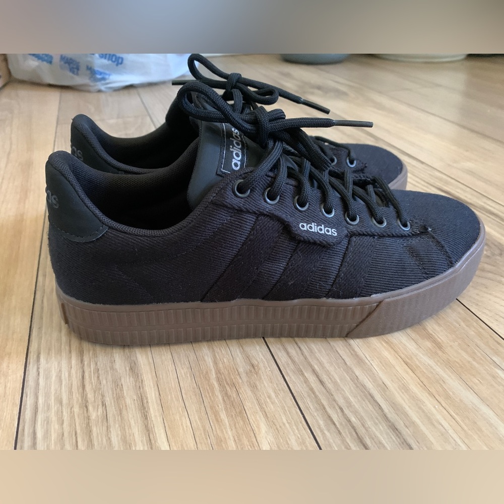 Adidas sneakers size 6 1/2 men’s 8 women’s